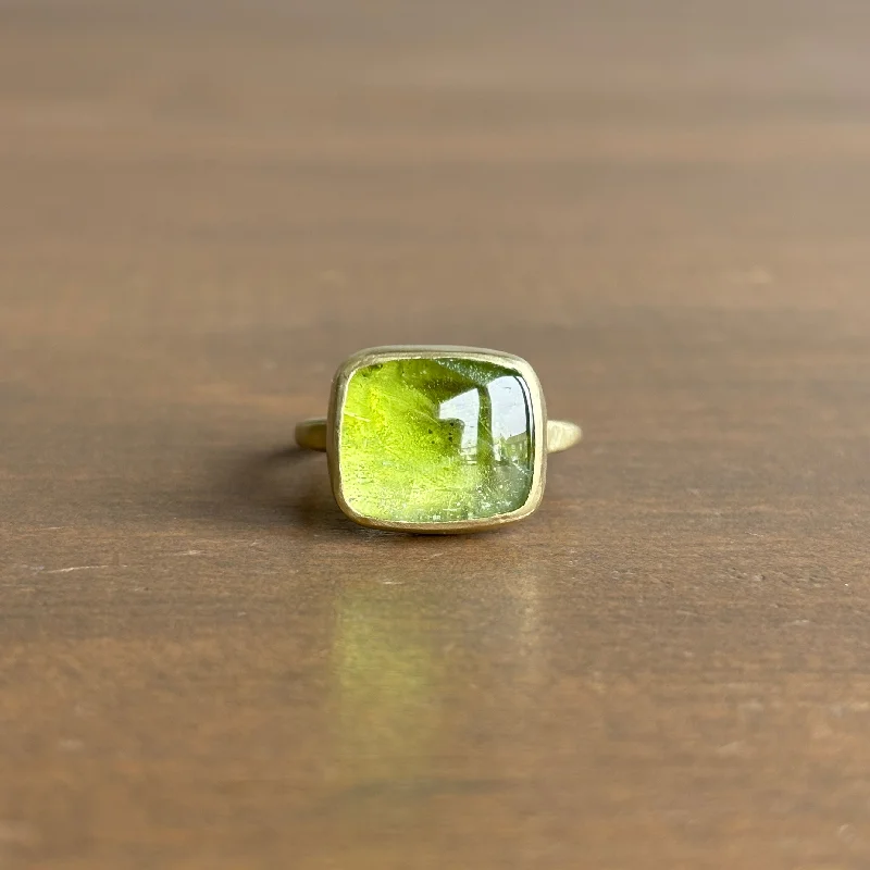 Peridot Cabochon Corazon Ring